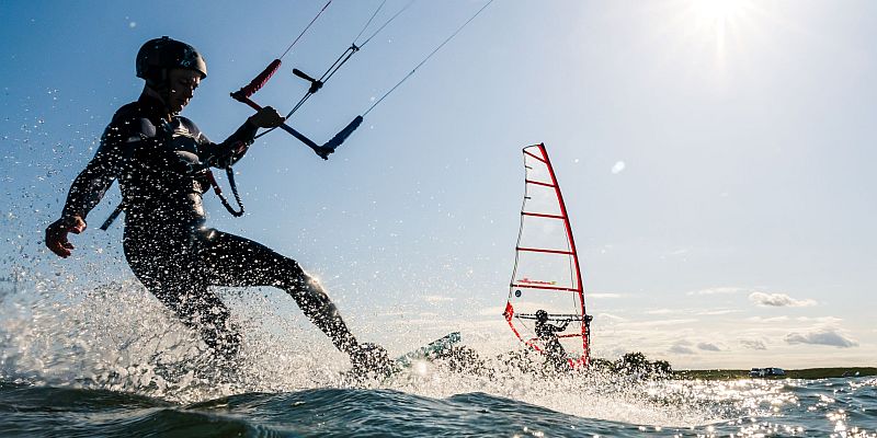 Kitesurfing czy windsurfing - który sport wybrać?