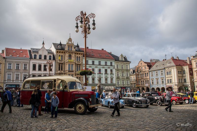 Pokaz starych samochodów na Rynku