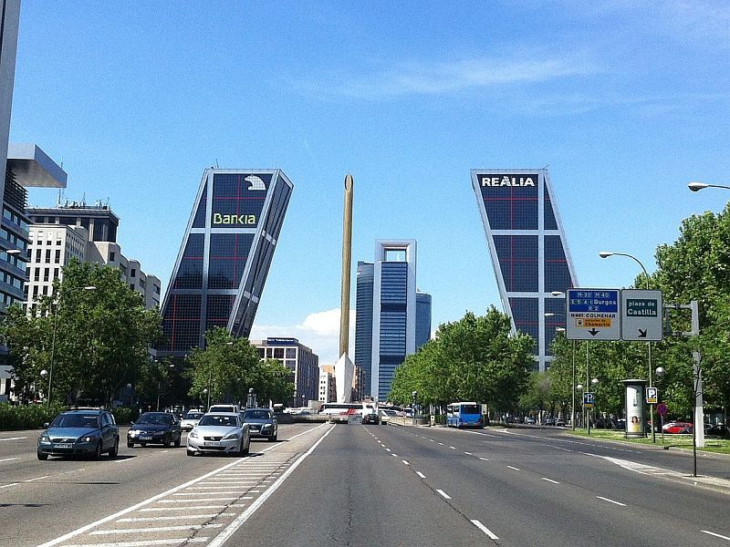 Nachylone ku sobie budynki Puerta de Europa (Brama Europy)