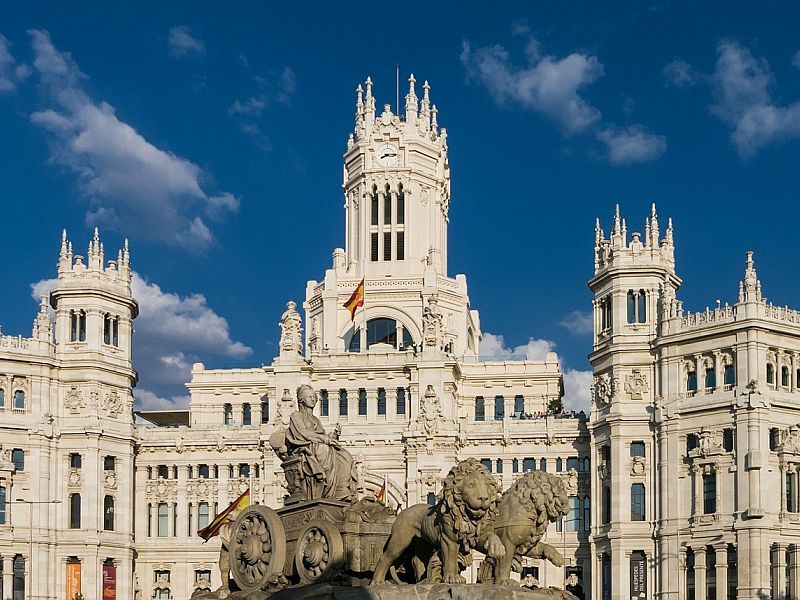 Fontanna z posągiem bogini płodności Kybele, na Plaza de Cibeles