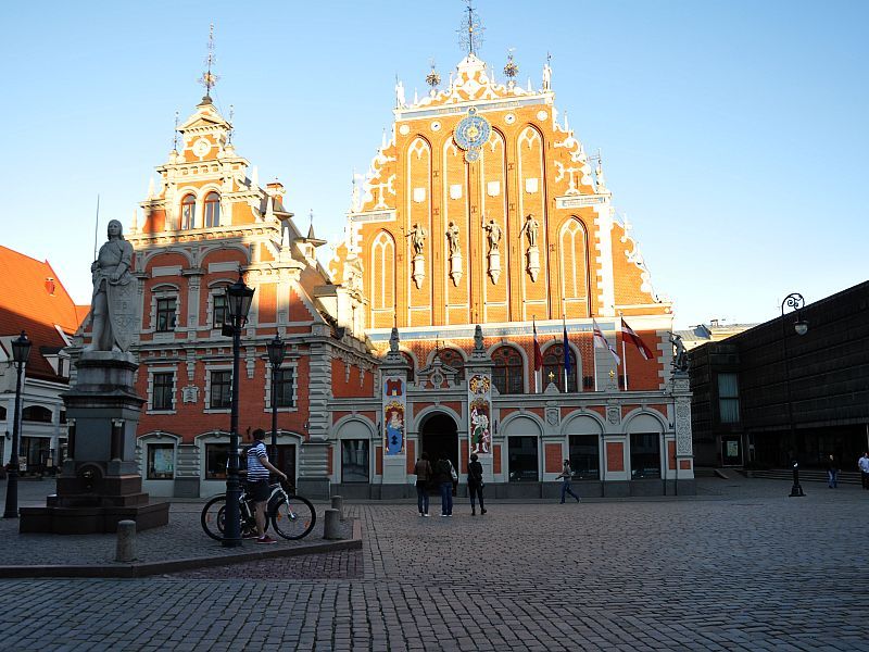 Pomnik Rolanda i Dom Bractwa Czarnogłowych