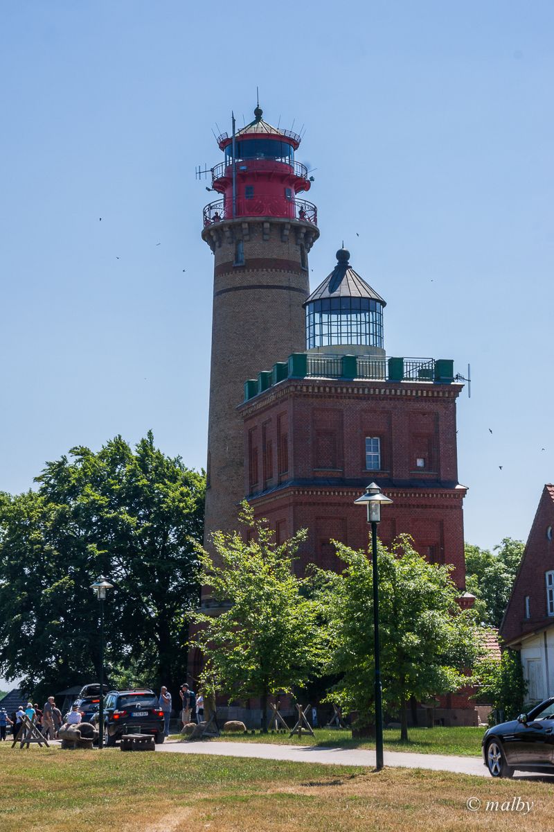 Zbliżenie na dwie latarnie