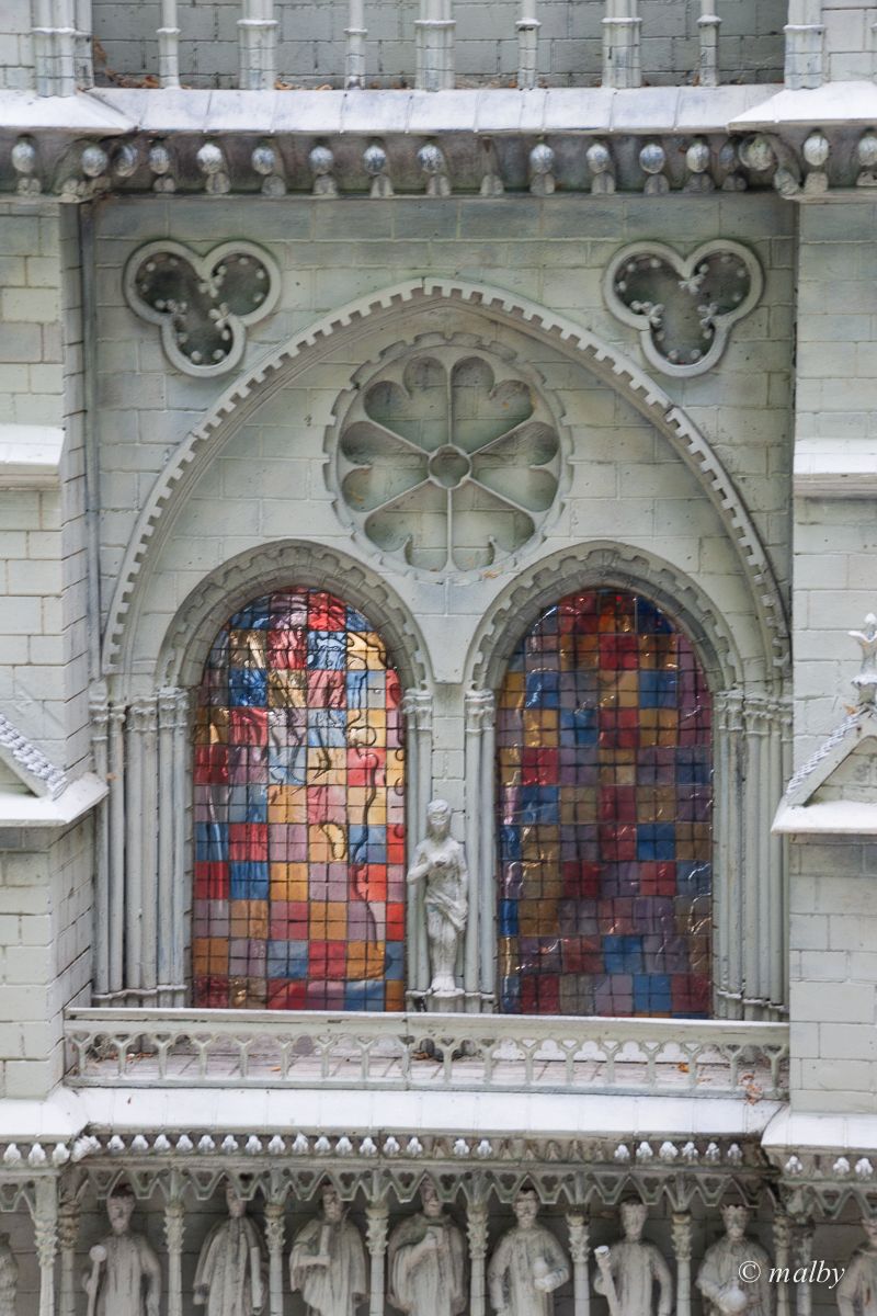 Witraż w oknie miniatury Katedry Notre Dame