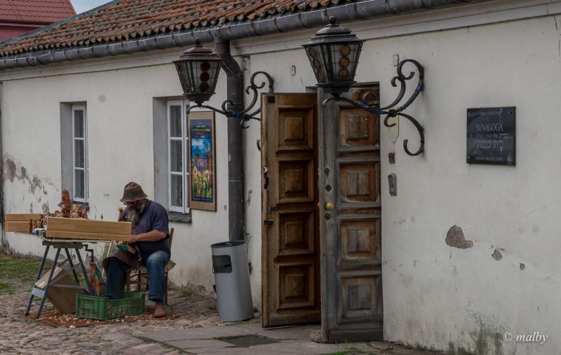 Artysta przed synagogą