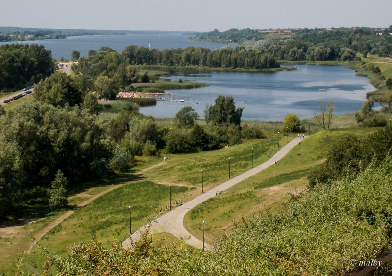 Widok ze Wzgórza na miejskie kąpielisko