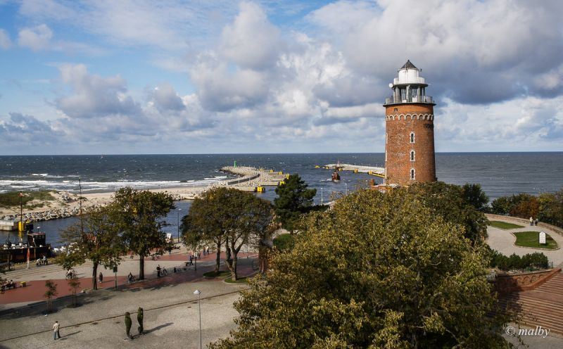 Widok na latarnię i wejście do portu