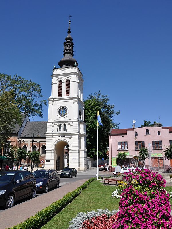 Rynek miasta z neobarokową wieżą kościelną