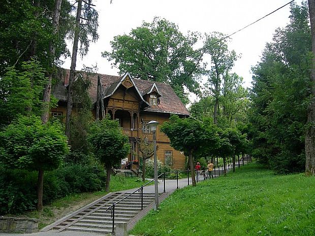 Park Zdrojowy - Budownictwo uzdrowiskowe - willa Warszawa