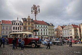 Pokaz starych samochodów na Rynku