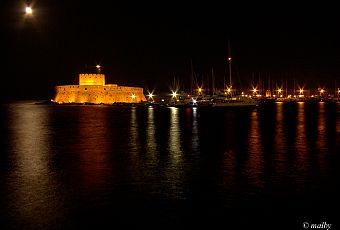 Port Mondraki nocą