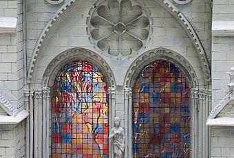 Witraż w oknie miniatury Katedry Notre Dame