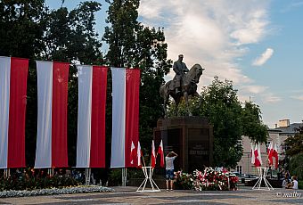 Pomnik Józefa Piłsudskiego na Placu Litewskim 