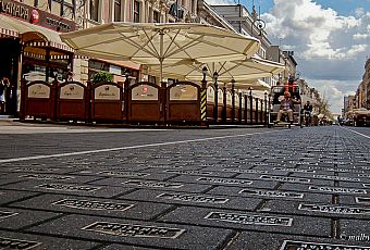 Pomnik Łodzian Przełomu Tysiącleci na ulicy Piotrkowskiej