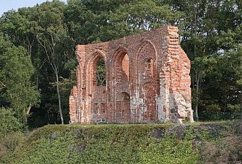 Ruiny kościoła na klifie w Trzęsaczu