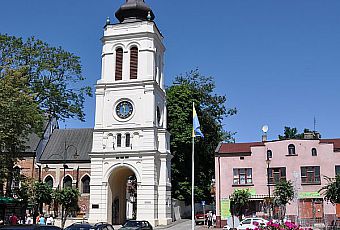 Rynek miasta z neobarokową wieżą kościelną