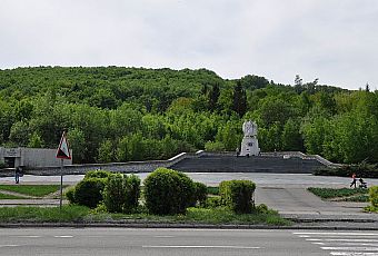 Pomnik na Przełęczy Dargowskiej