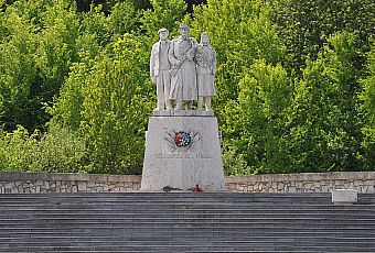 Pomnik na Przełęczy Dargowskiej