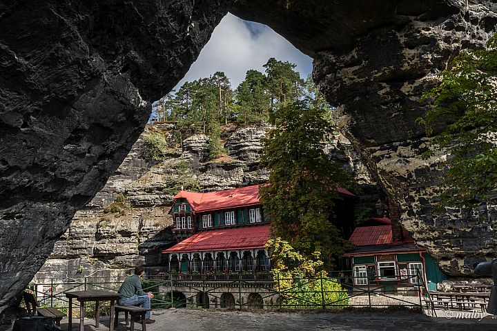 Brama Pravcicka - Widok spod Bramy na restaurację Sokole Gniazdo