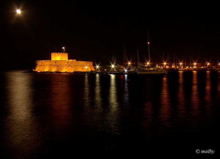 Rodos - Port Mondraki nocą