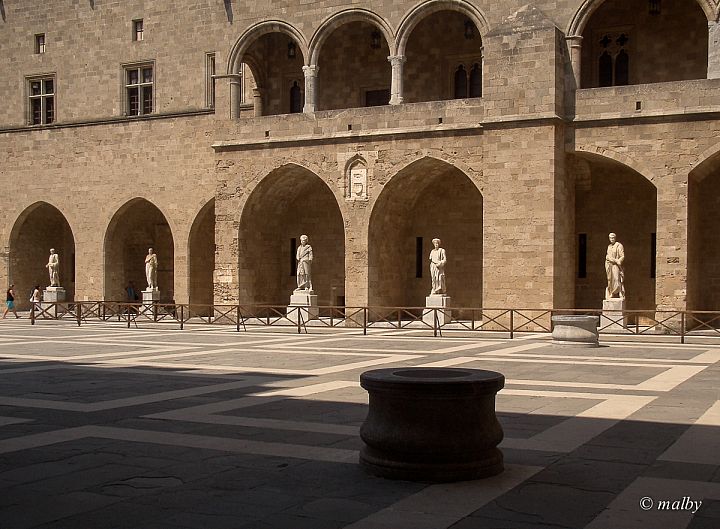 Rodos - Dziedziniec Pałacu Wielkich Mistrzów