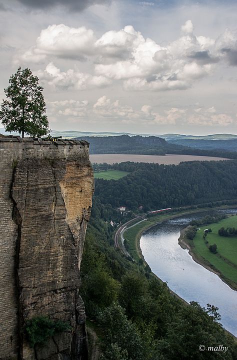 Twierdza Königstein - Łaba i fragment murów Twierdzy