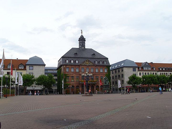 Pałac Philippsruhe - Rynek miejski