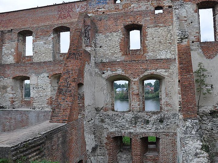 Zamek W Krupem Wirtualny Przewodnik Turystyczny Navtur Pl