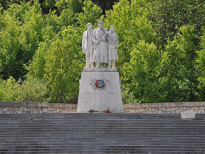 Pomnik na Przełęczy Dargowskiej