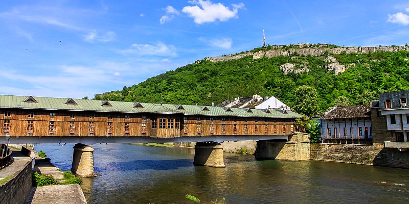 Kryty most nad rzeką Osym