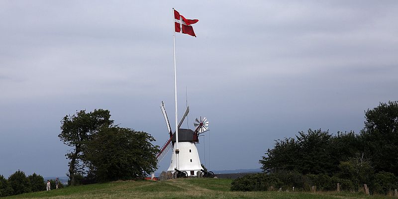 Zabytkowy wiatrak na Wzgórzu Dybbøl - panorama