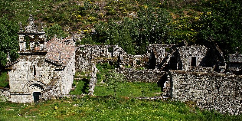 Ruiny klasztoru w Júnias - panorama