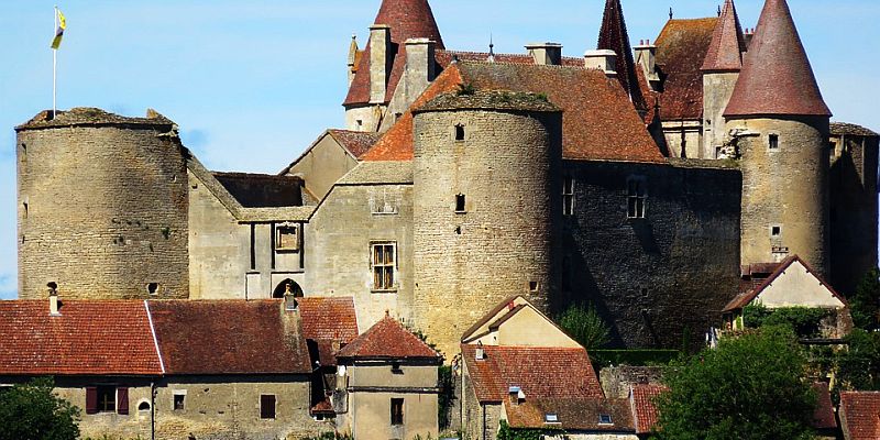 Zamek w Châteauneuf-en-Auxois - panorama
